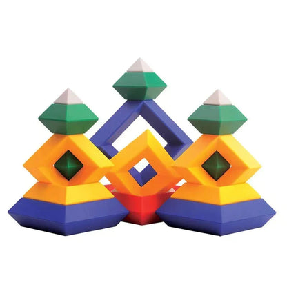 Pyramides de construction créatives en blocs empilables