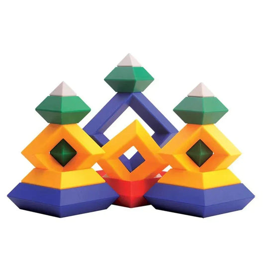 Pyramides de construction créatives en blocs empilables